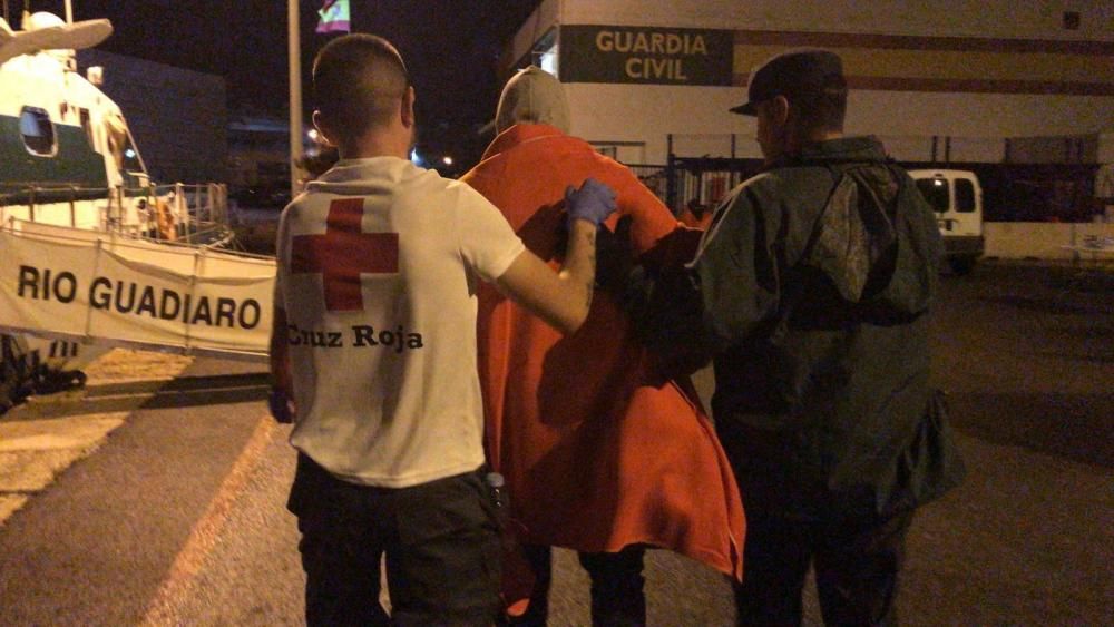 Cruz Roja atendiendo a los inmigrantes de la patera que ha llegado a Alicante.