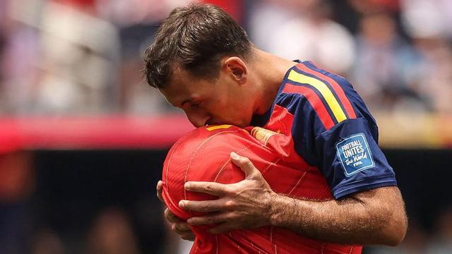 Mikel Oyarzabal fa un petó a la pilota després de marcar el seu primer gol a Àustria, dijous a Los Angeles. | ETIENNE LAURENT / AFP