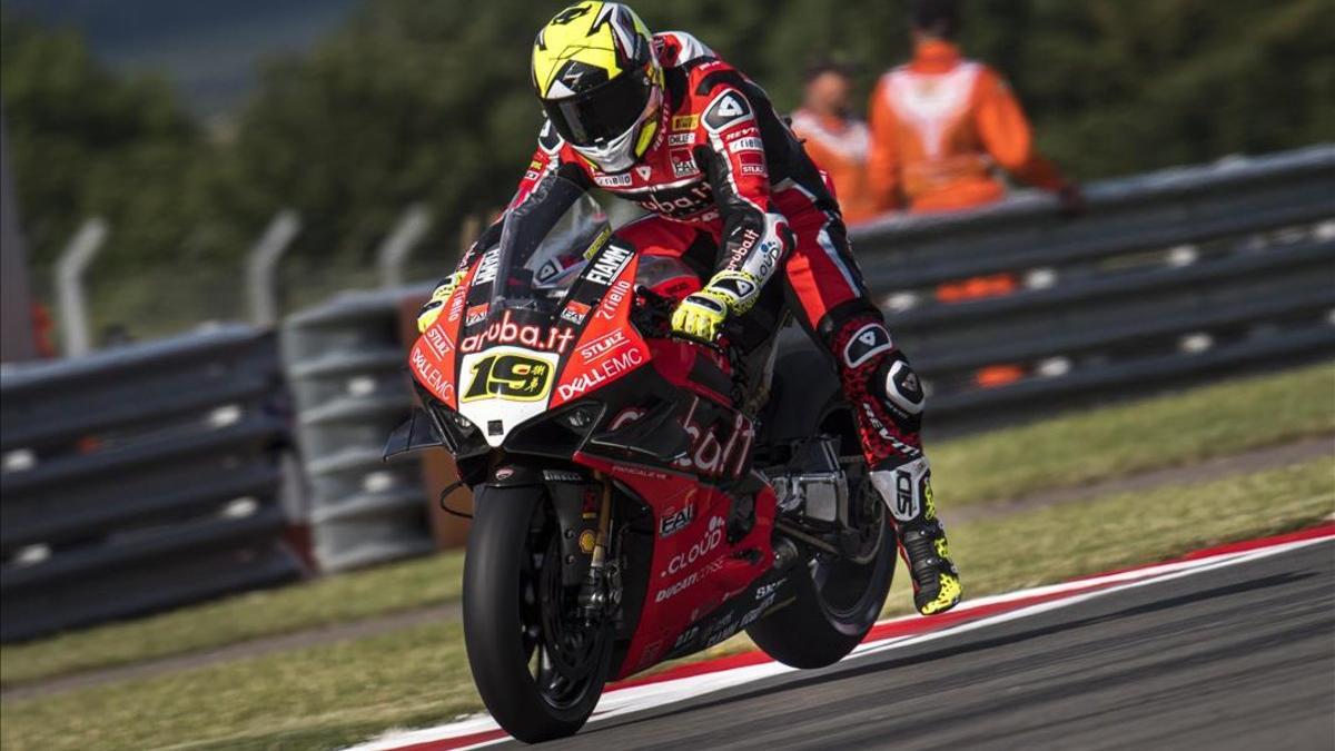 Álvaro Bautista, a los mandos de su Ducati, en el GP de Inglaterra, celebrado en Donington Park.