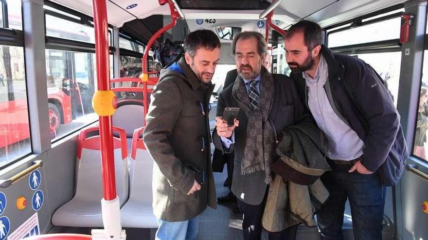 El presidente de Tranvías, José Prada, entre el alcalde Xulio Ferreiro y el edil de Mobilidade, Daniel Díaz.