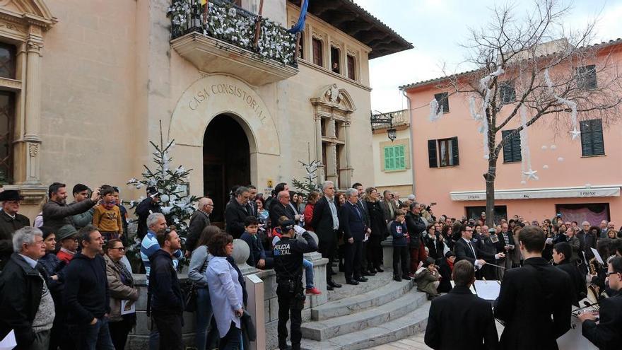 En el exterior del Ayuntamiento se han interpretado los himnos de Mallorca y Alcúdia.