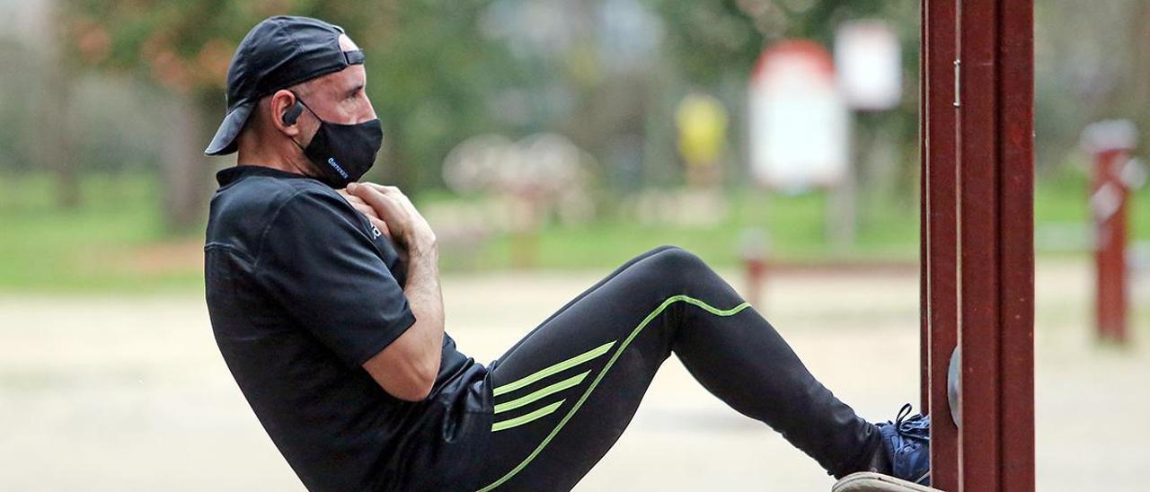 Un hombre practica deporte con la mascarilla puesta en Castrelos