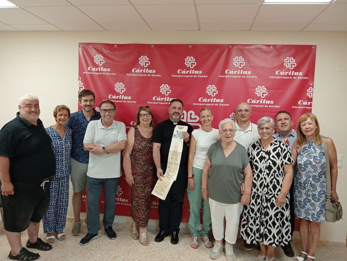 Responsables de Cáritas, con Monfort en el centro, durante el homenaje y despedida celebrada en Gandia.