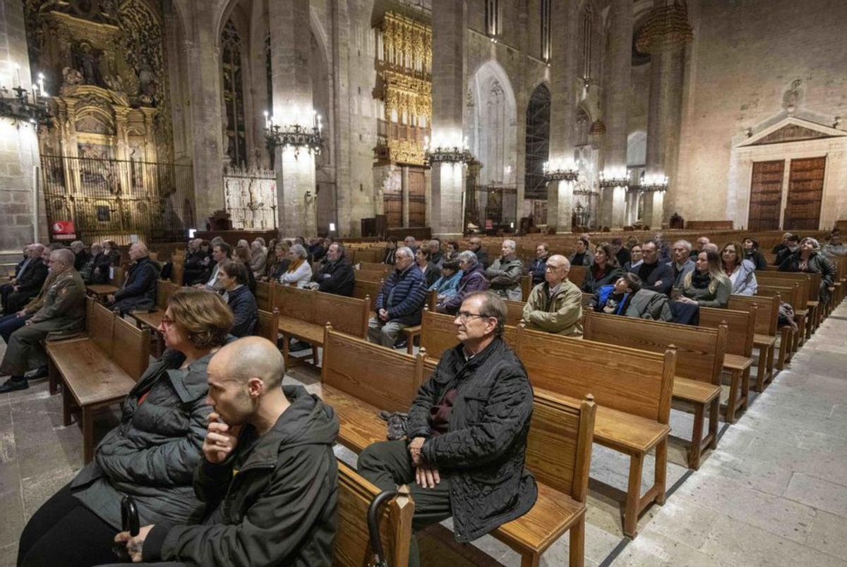 Casi un centenar de fieles y representantes acudieron al acto. | GUILLEM BOSCH