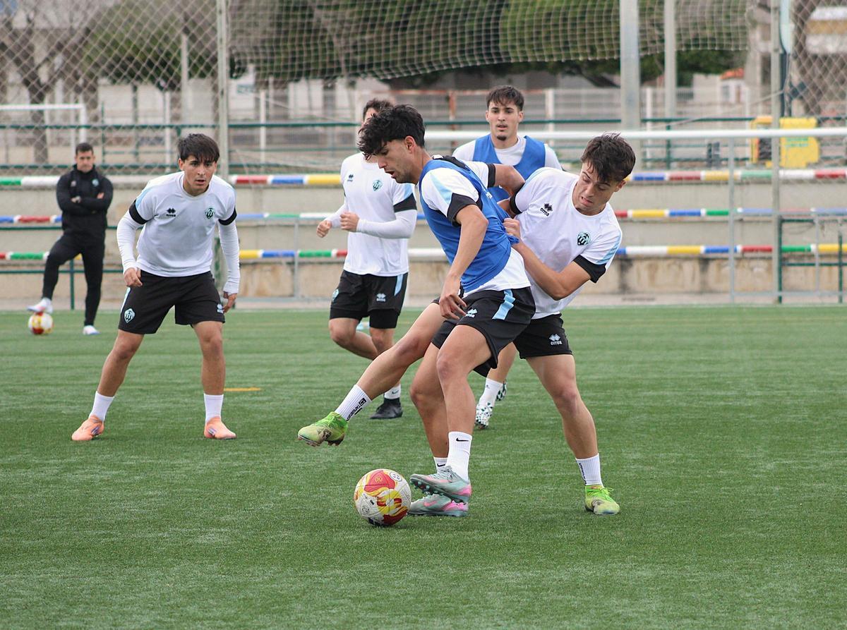 Jacobo de Oro y Miguelón Ferrer pelean un balón durante una sesión de entrenamiento.