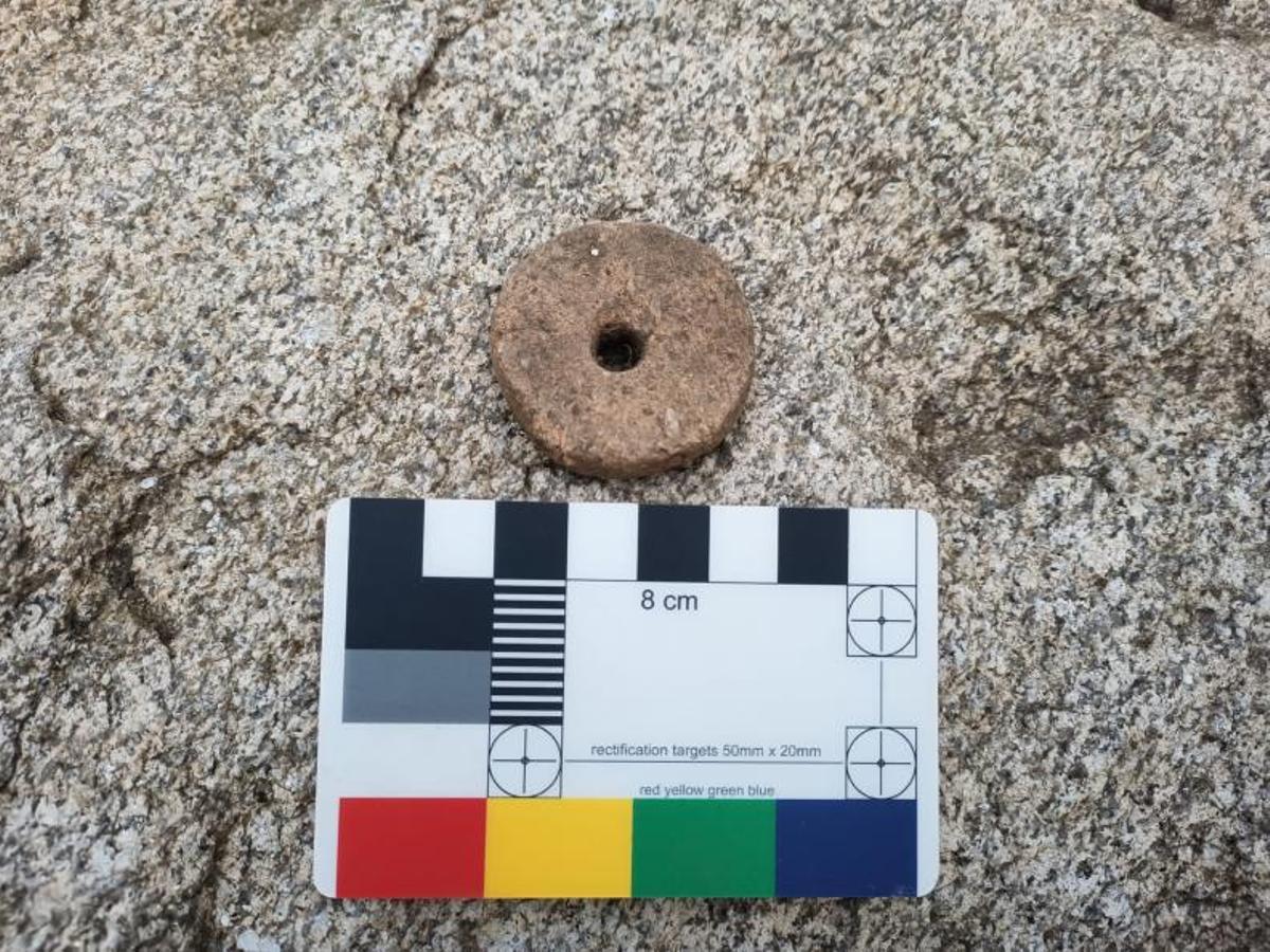Una fusayola metálica para hilar, encontrada en los últimos días.