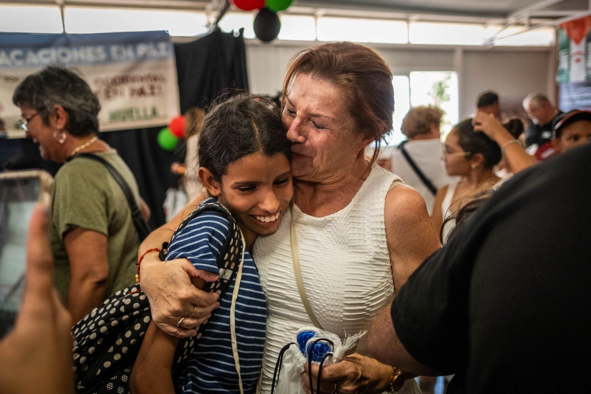 Recepción de los niños de los campamentos saharauis del programa Vacaciones en paz por sus familias de acogida