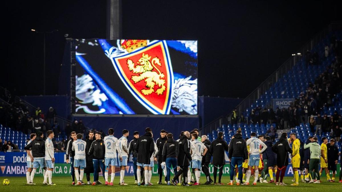 Los jugadores zaragocistas, al final del choque ante el Cádiz.