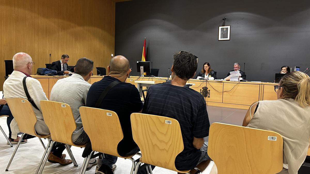 Cinco de los acusados, de espaldas, en uno de los juicios aplazados ante la Audiencia de Las Palmas.