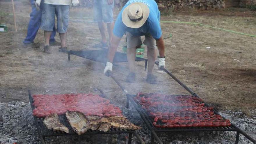 Todos los veranos Villaflor reparte cientos de raciones de carne.