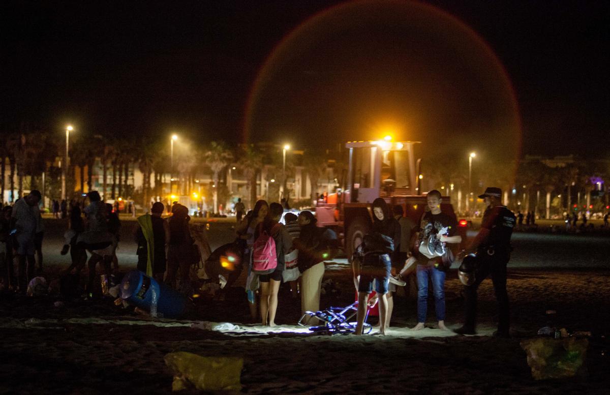 Desalojo y limpieza de la playa de la Malva-rosa en la Noche de San Juan de 2022.