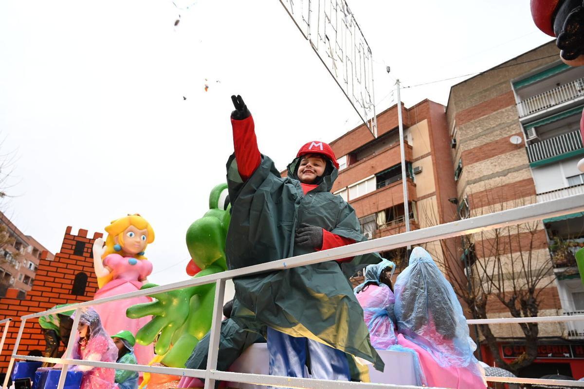 Un niño disfrazado lanza caramelos desde la carroza, en la última Cabalgata.