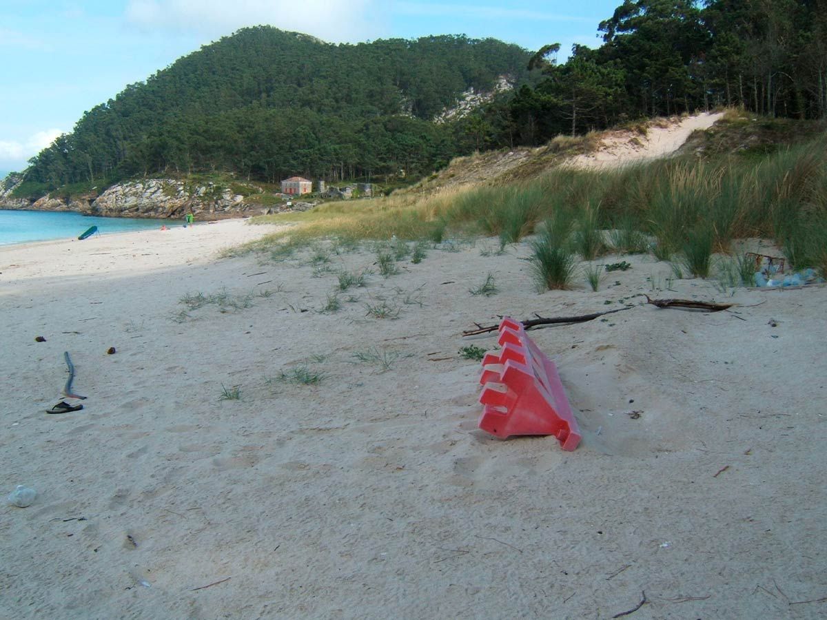 Basura en el arenal de San Martiño (Cíes). J. Torres