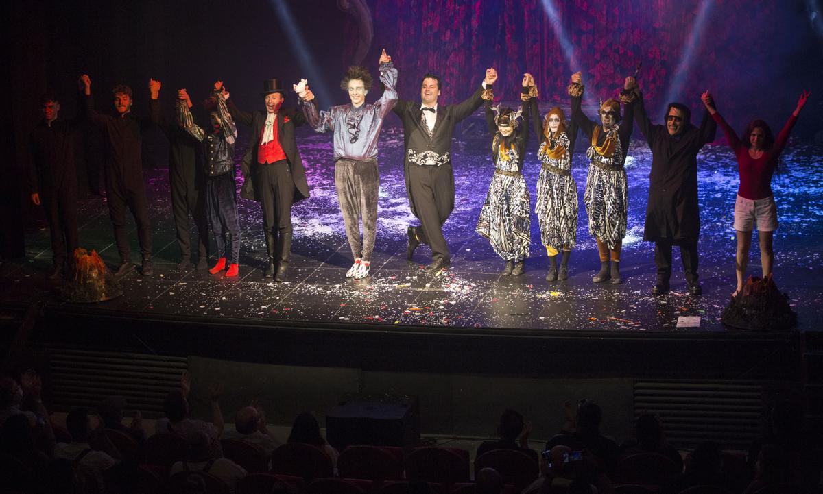 Los artistas protagonistas de la Gala de Apertura agradeciendo la ovación dispensada por los 450 inscritos.