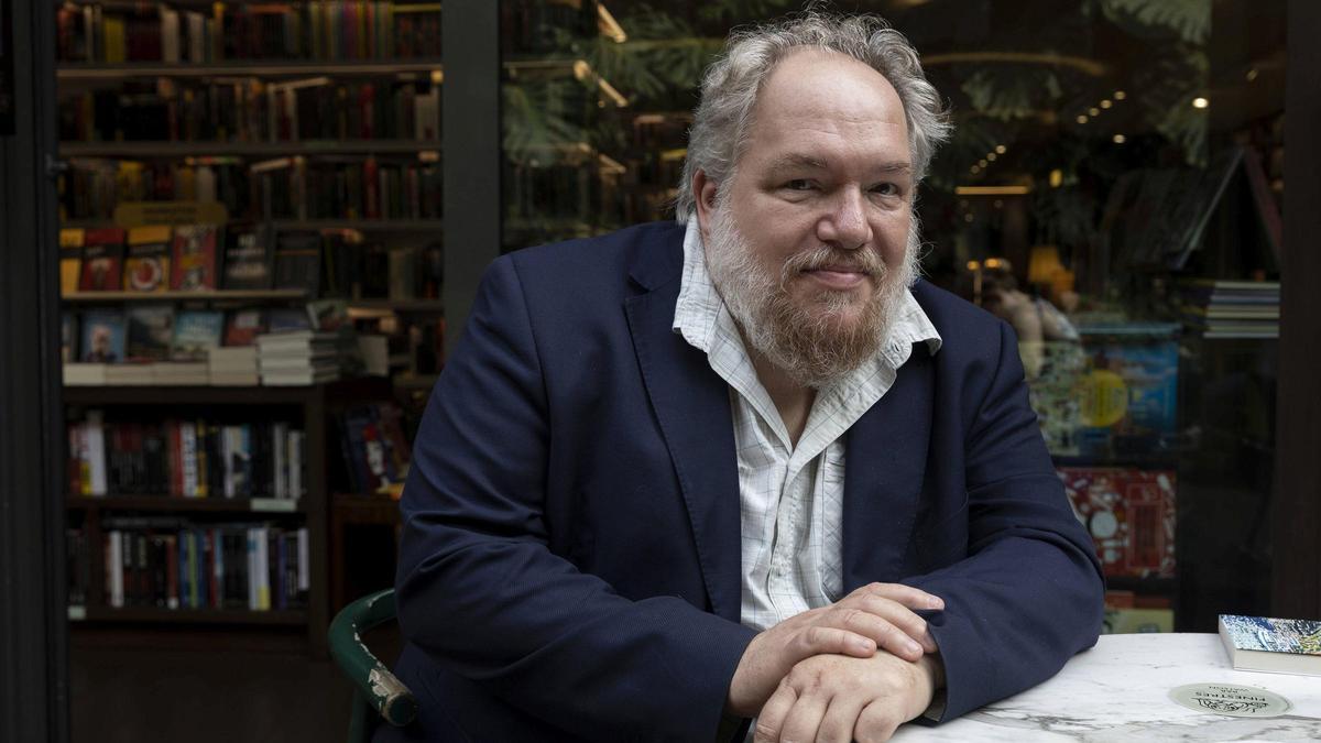 Premio Goncourt en 2015 y Premio Albert Camus en 2022, el escritor francés Mathias Enard ha regresado a la narrativa con la novela 'Desertar'.