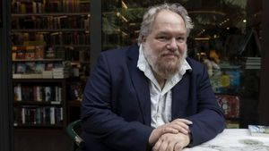 Premio Goncourt en 2015 y Premio Albert Camus en 2022, el escritor francés Mathias Enard ha regresado a la narrativa con la novela Desertar.