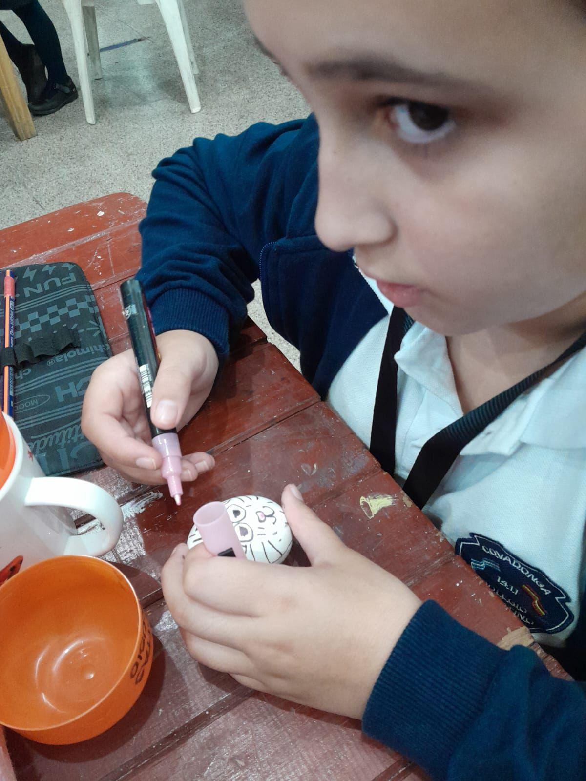 Los Güevos Pintos en el colegio Covadonga de Santa Fe