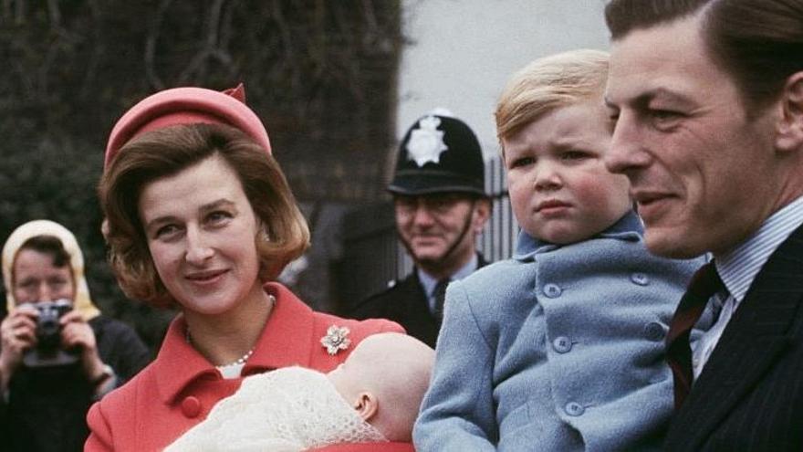 El viaje de novios de la princesa y del aristócrata Angus Olgivy empezó a llamar la atención de la prensa a partir de que la pareja decidiera salir de Gibraltar y traspasar la frontera española. A Marbella llegarían el 4 de mayo de 1963 y permanecerían a lo grande, hasta finales de mes, agasajados por compatriotas y autoridades como el alcalde del municipio, que les regaló todo tipo de objetos típicos y alimentos. La princesa, aunque en su jaula de oro, tuvo tiempo de descubrir la España bizarra. Incluso las canciones de Camilo Sesto, que, en 1984, actuó en la gala de la que fue presidenta.