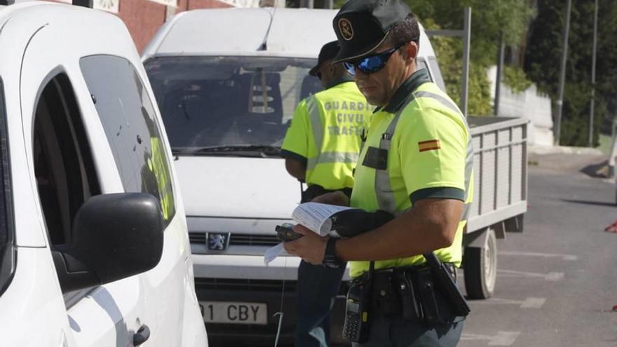 Un guardia civil en un control de tráfico, en foto de archivo.