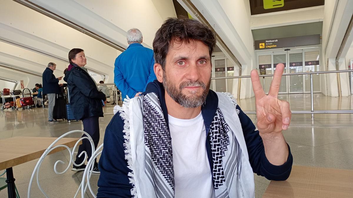 Salim Malla, en una foto en el aeropuerto tras su vuelta a casa.