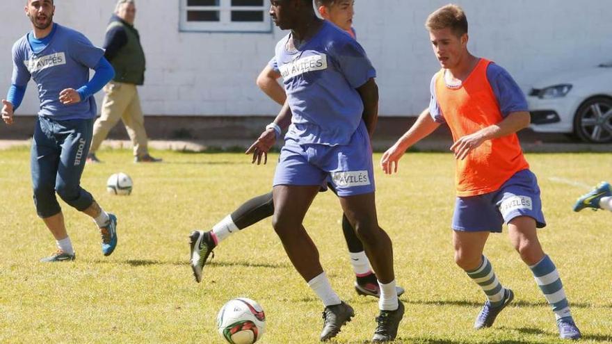 Michael Awaah conduce el balón en un entrenamiento en el Suárez Puerta.