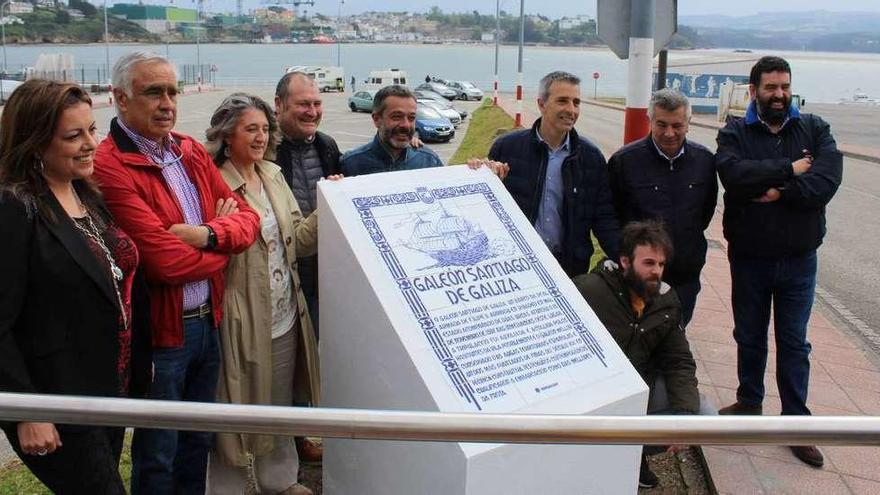 Ainhoa López, José Ángel Pérez, la concejala de Turismo de Ribadeo, Ana Martínez; César Álvarez, el arquitecto ribadense Carlos Longarela, Fernando Suárez, el representante del PP ribadense, Juan Estévez; el arqueólogo Miguel San Claudio y (agachado) el secretario de Amigos del Galeón, David Vidal, posando junto a la placa que explica la historia del galeón, ubicada en línea con el punto de la ría donde se encuentra el pecio.