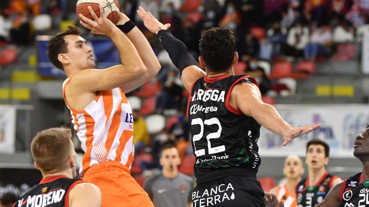 Mikel Sanz lanza a canasta durante el partido contra Palma. |  // VÍCTOR ECHAVE