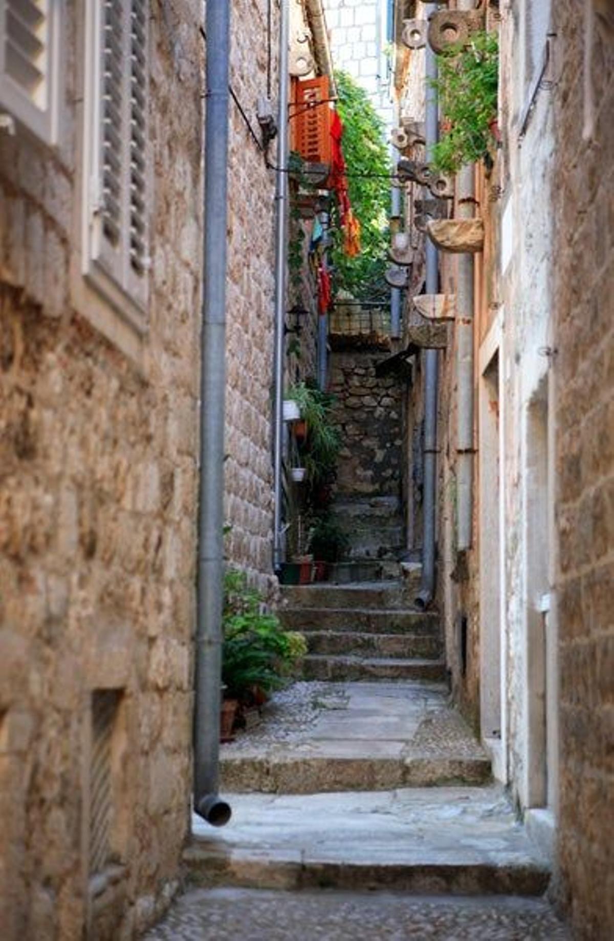 Estrecho callejón en las calles de Dubrovnik.