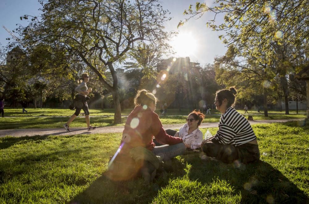 Actividades en el jardín del Túria, el antiguo cauce del río en València.