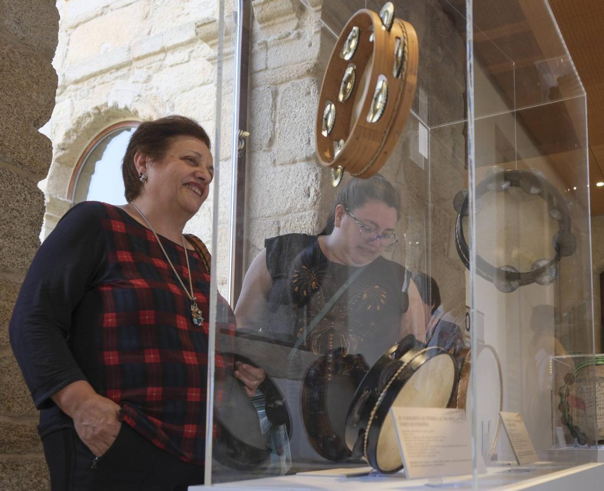 A  mostra de pandeiretas galegas  xa pode visitarse no Arquivo Histórico Provincial. | ROI CRUZ