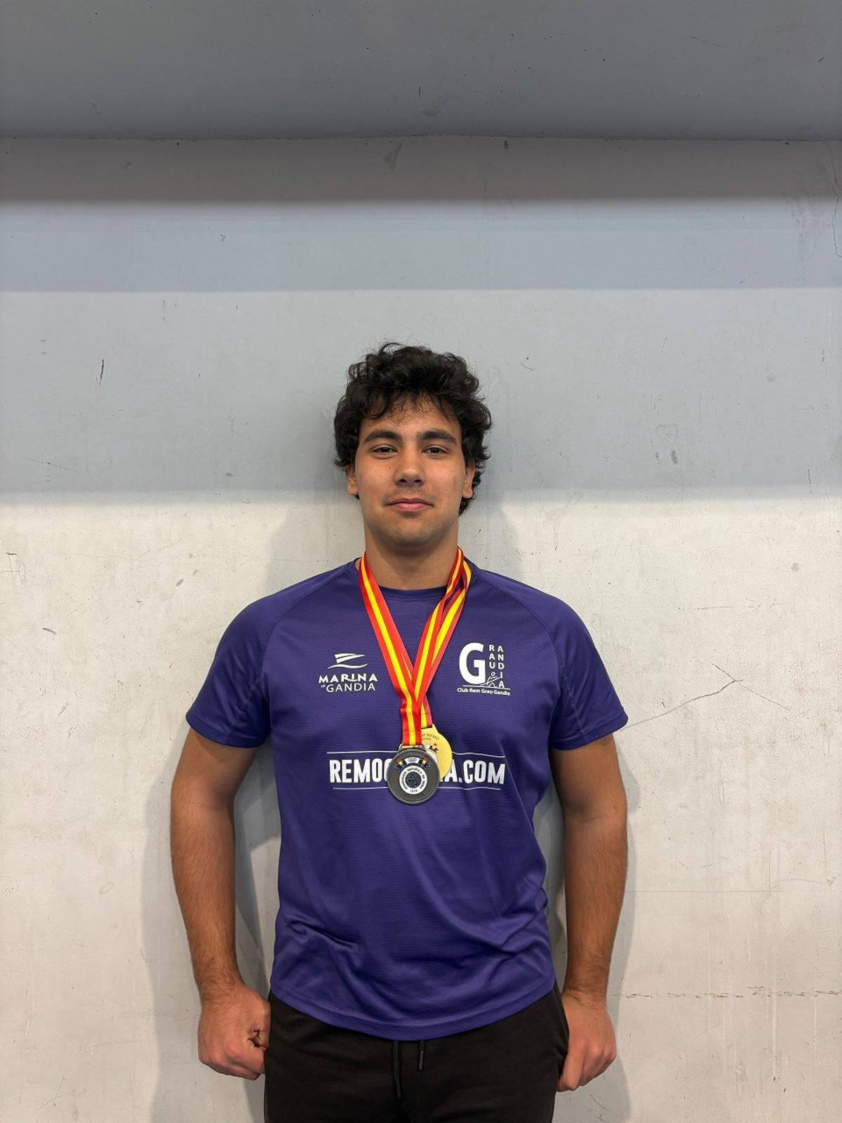 Tobias Valente exhibe la plata de subcampeón de España