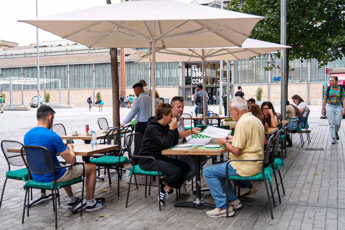 Una terraza de Barcelona, este octubre, con tazas de café, refrescos y un agua Una terraza de Barcelona, este octubre, con tazas de café, refrescos y un agua