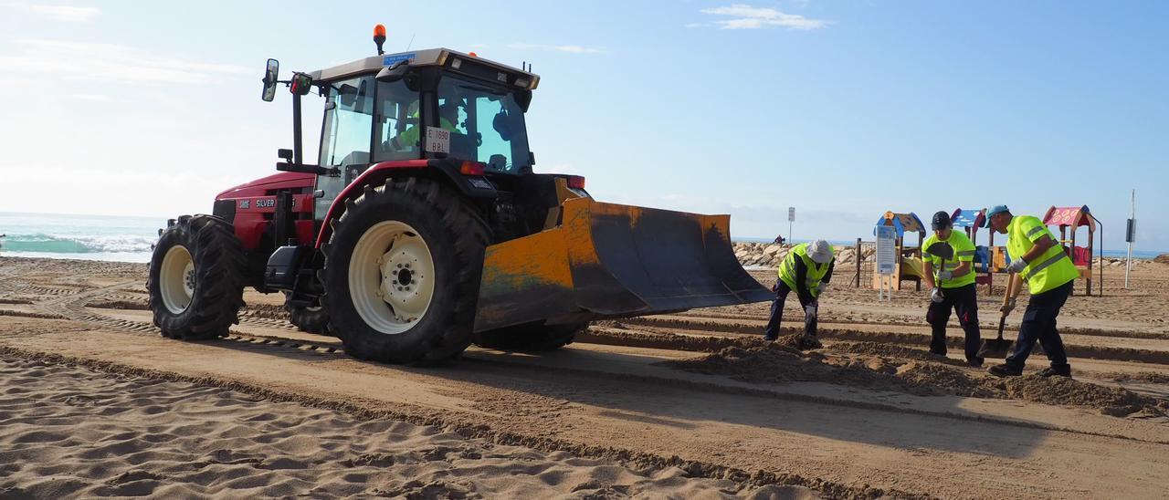 Operarios municipales terminando de arreglar los desperfectos ocasionados por el temporal en la playa Centro.