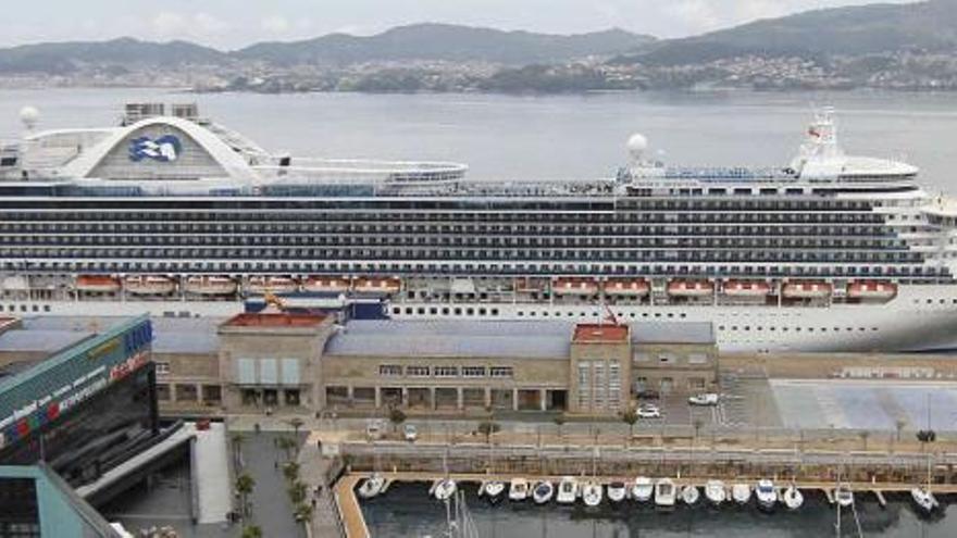 El crucero &quot;Crown Princess&quot;, atracado ayer por la mañana en la terminal de la Estación Marítima de Vigo.  // Jorge Santomé
