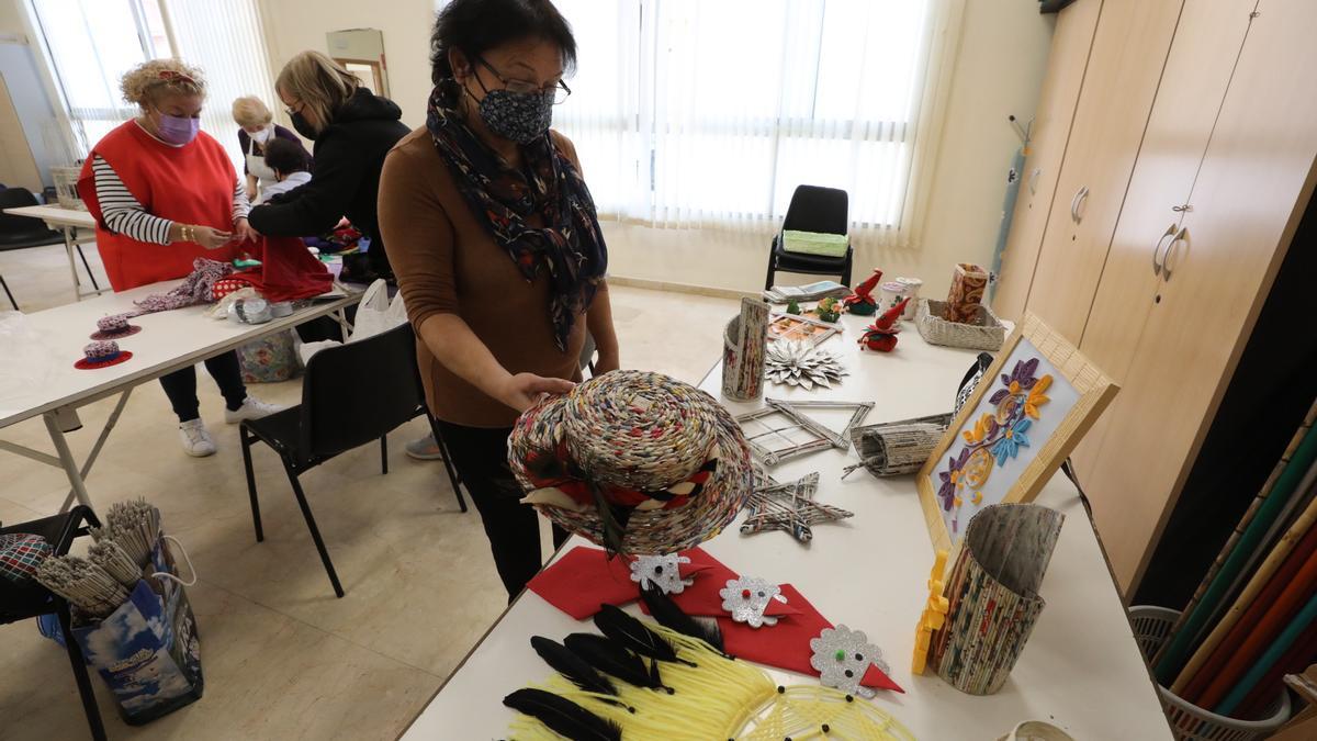 Taller de manualidades con papel de periódico en el centro social de Torrellano, en imgen de archivo