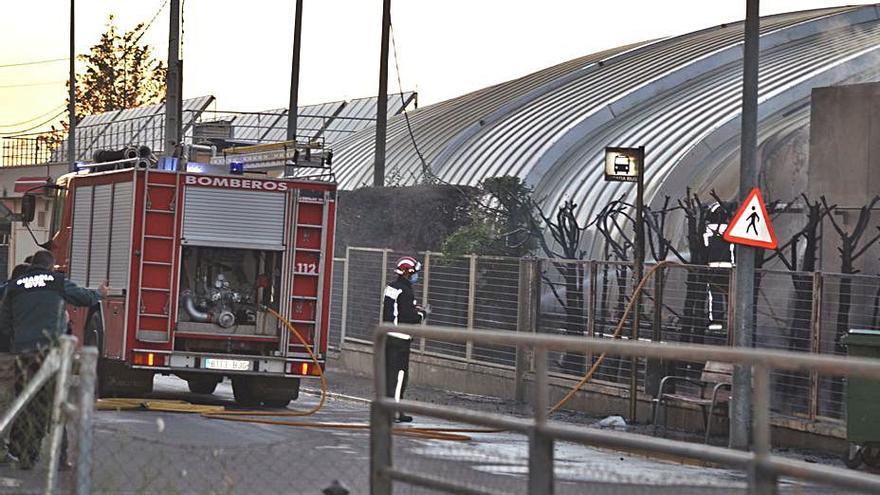 Los bomberos sofocando el fuego. | E. P.