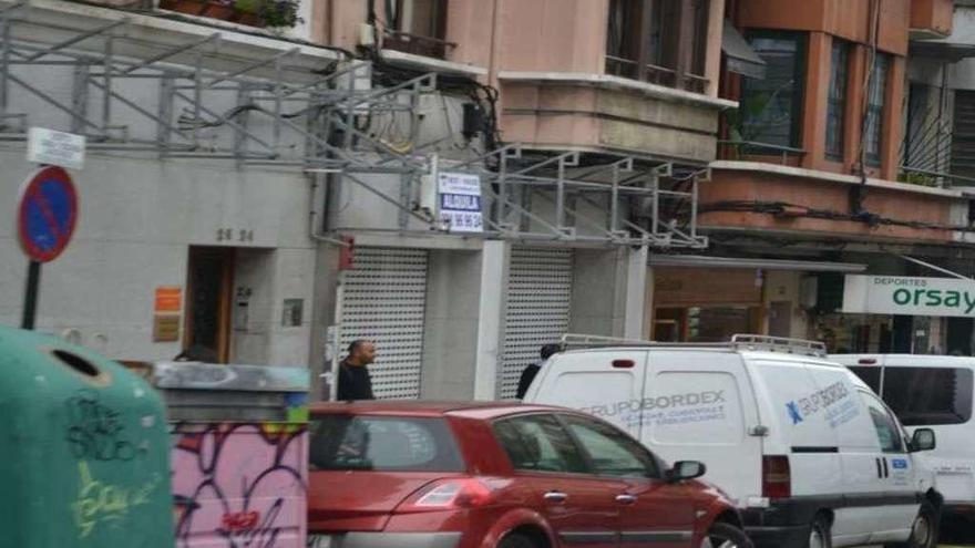 Carga y descarga de la avenida de Finisterre, donde los repartidores denuncian que son habituales los coches.