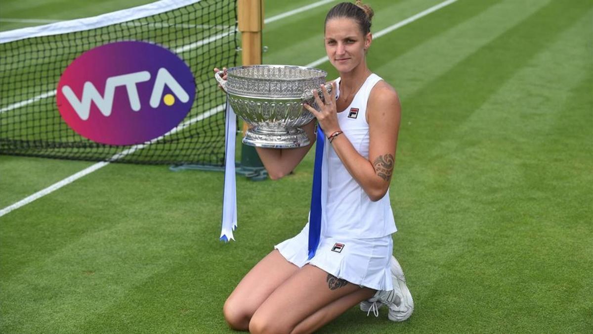 Karolina Pliskova posa con el trofeo de campeona de Eastbourne