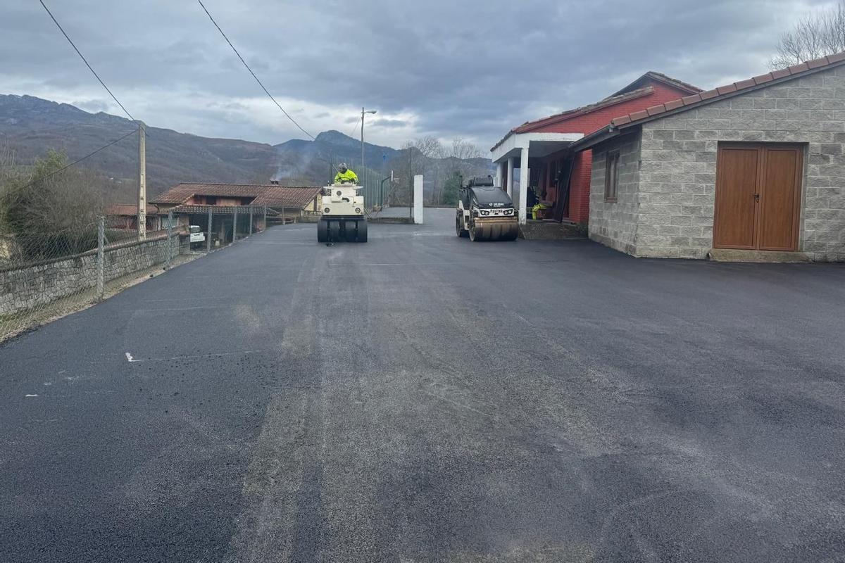 Las obras en la pista deportiva de Canzana.