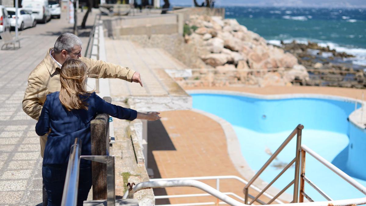 El senador Jordi Martí Deulofeu i la regidora d&#039;ERC Etna Estrems davant la piscina de l&#039;Escala