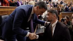 Pedro Sánchez saluda al portavoz de ERC, Gabriel Rufián, en el Congreso de los Diputados.