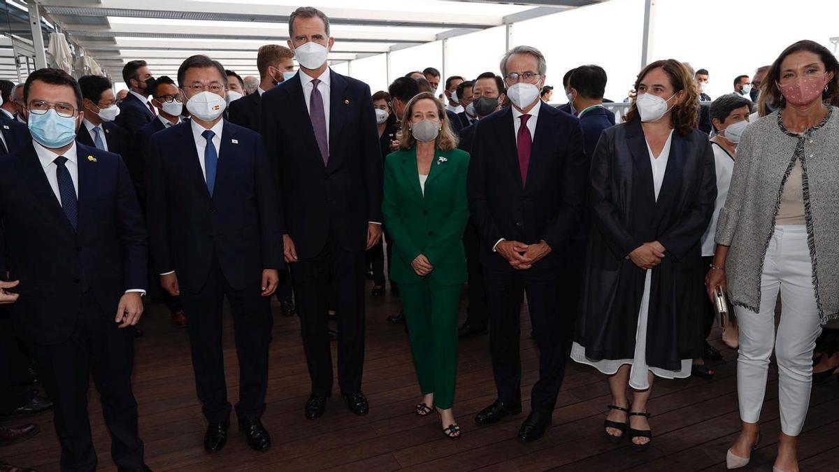 Pla obert del president de la Generalitat, Pere Aragonès, el rei d'Espanya, Felip VI, el president sud-coreà, Moon-Jae In, la ministra Nadia Calviño i Reyes Maroto i l'alcaldessa Ada Colau, . 15 de juny del 2021. (Horitzontal)