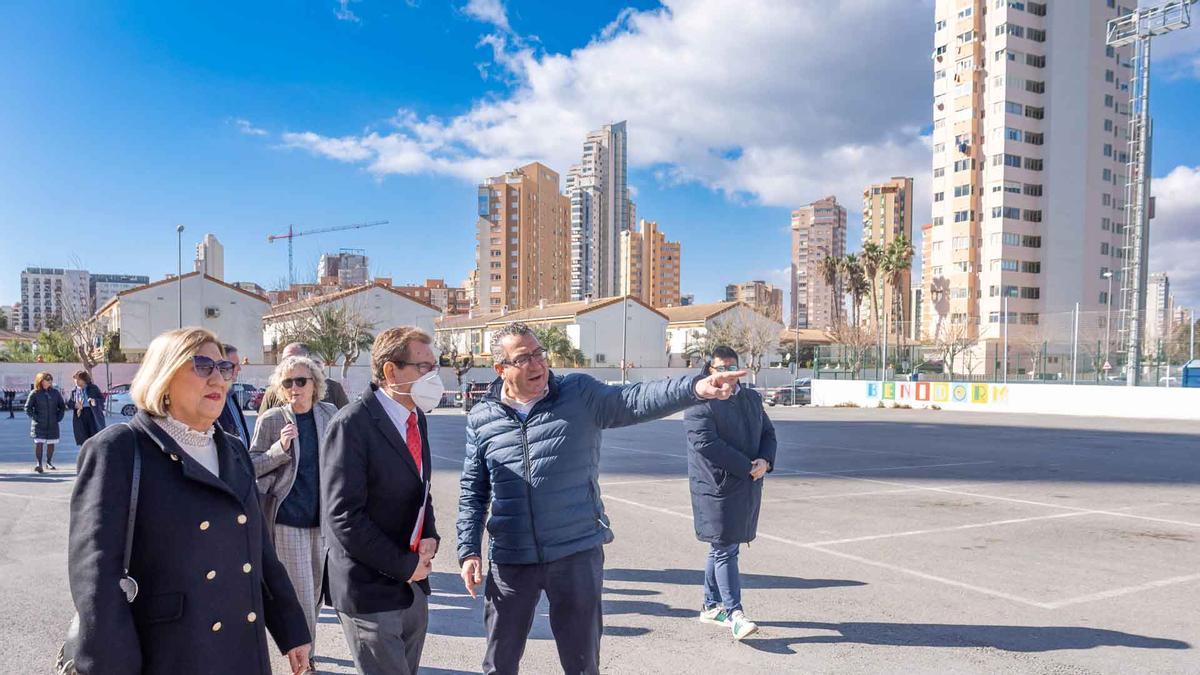 El conseller escucha las explicaciones del alcalde sobre la parcela en la que se va a construir el nuevo centro de salud.