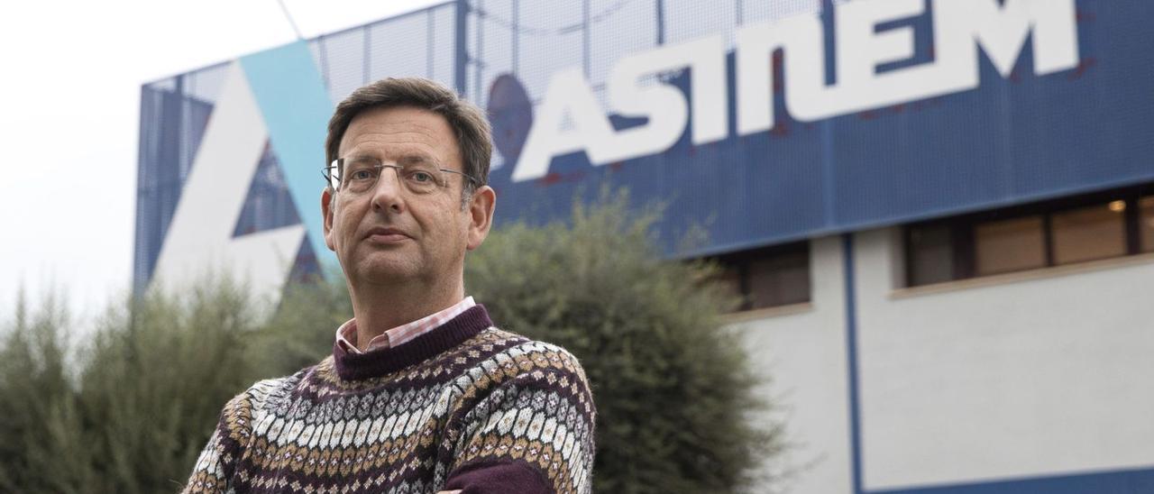 El presidente de ASINEM, Javier Piña, posa para esta entrevista en las instalaciones de la entidad.