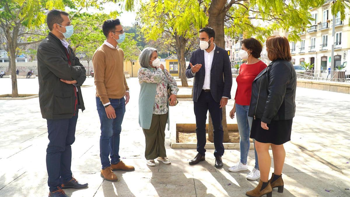 Daniel Pérez junto a concejales socialistas