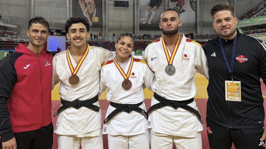 Los tres medallistas grancanarios posan junto a sus técnicos en la localidad madrileña de Pinto.