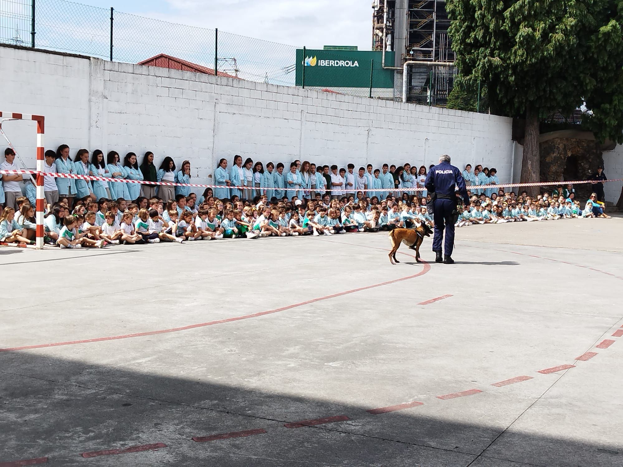 Exhibición de la Policía Nacional en el colegio Beata Imelda de La Felguera