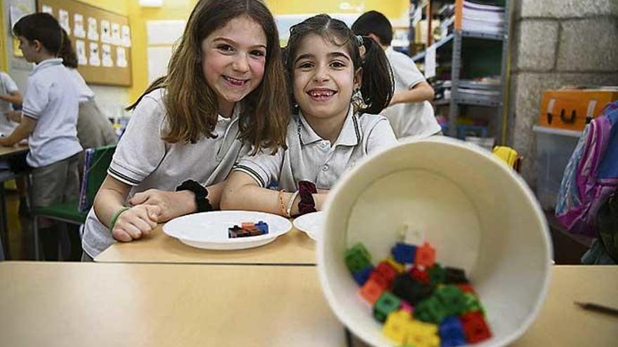 Dos alumnas del Colegio Santo Domingo FESD, con materiales que utilizan en las clases de &#039;mates&#039;.