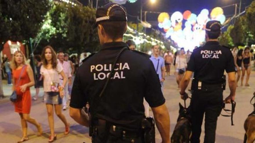 Dos agentes en el Real de la Feria, en una imagen de 2013.