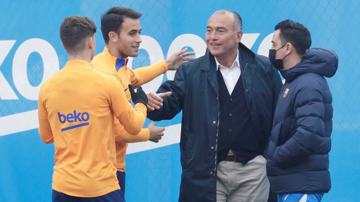 Gavi, Eric, el vicepresidente Yuste y Xavi, antes del entrenamiento.